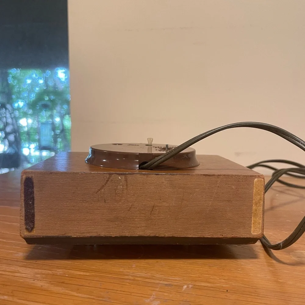 Seth Thomas Classic Cream and wood mantle Clock